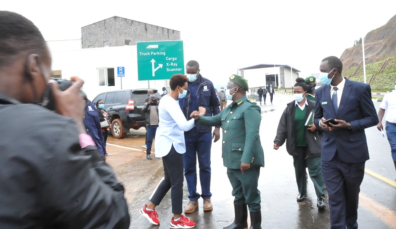 Gatuna: Umuyobozi wa ‘Immigration’ y’u Rwanda yahuye n’intumwa za Uganda