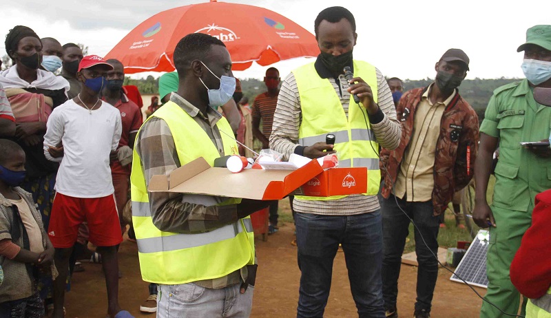 Rukumberi: Abatuye kure y’amashanyarazi begerejwe amahirwe yo kuva mu icuraburindi