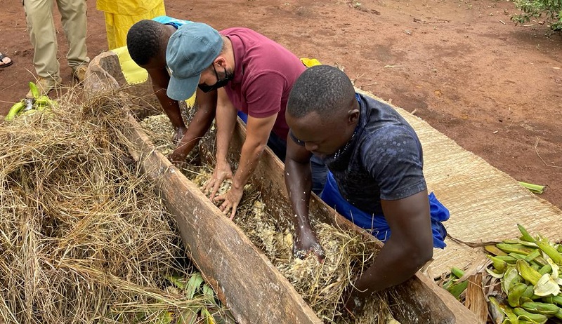 Ambasaderi w’u Bwongereza mu Rwanda yagaragaye yenga urwagwa