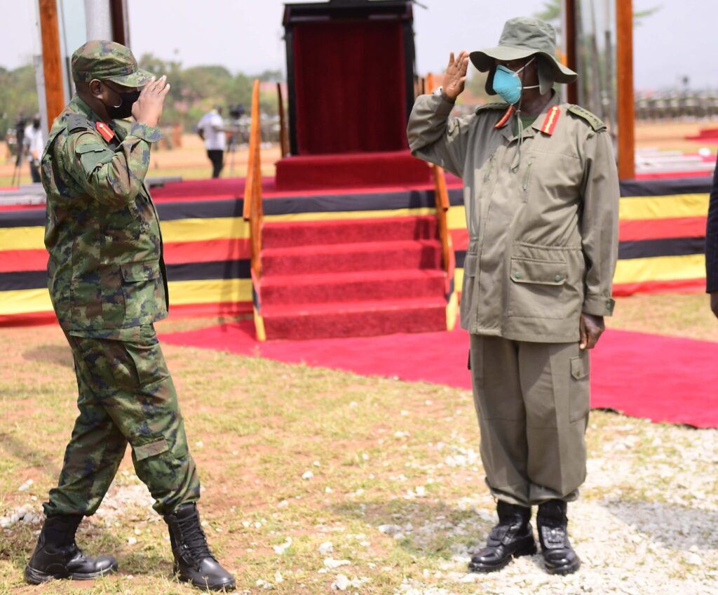 Col. Burabyo James asuhuza mu cyubahiro Perezida Museveni ku munsi wa Tarehe Sita
