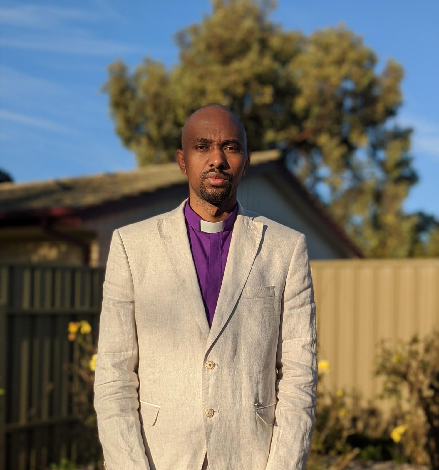 Bishop Justin Alain uherutse gusengera Isi yashyize hanze indirimbo yise ‘Ugendane nanjye’