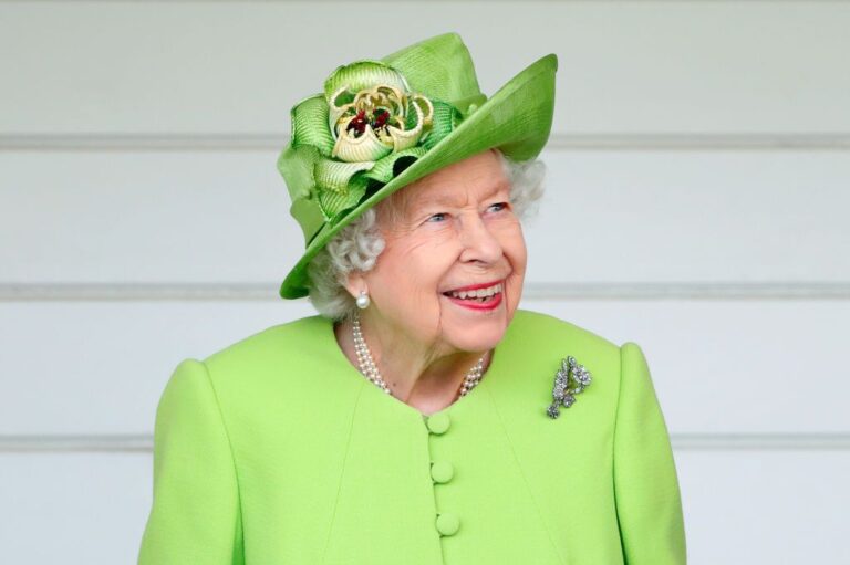 U Bwongereza: Umwamikazi Elizabeth II yanduye COVID-19