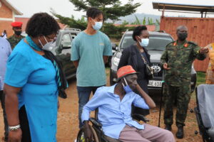 Umunyarwanda utuye Denmark yahaye abamugariye ku rugamba utumoto tudasanzwe