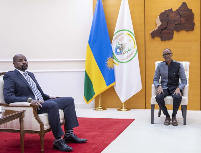 Perezida Kagame yakiriye Gen Muhoozi baganira ku mubano w’u Rwanda na Uganda