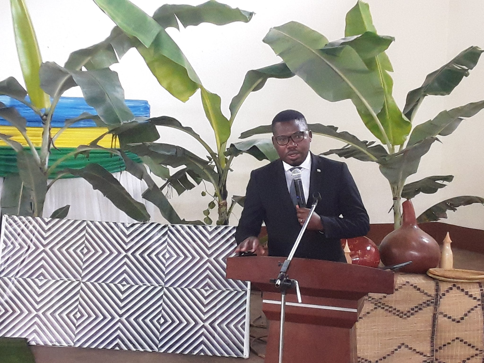 Kubuza abana Ikinyarwanda ni ubukunguzi- Bamporiki