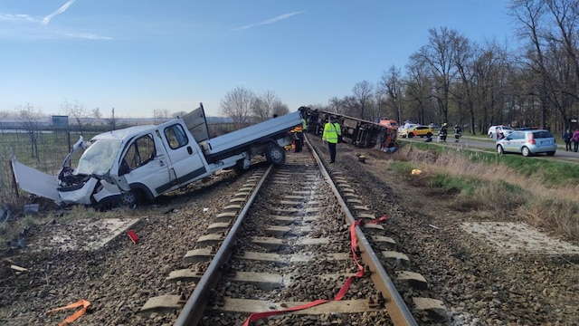 Hungari: Imodoka yasekuye gariyamoshi hapfa 5