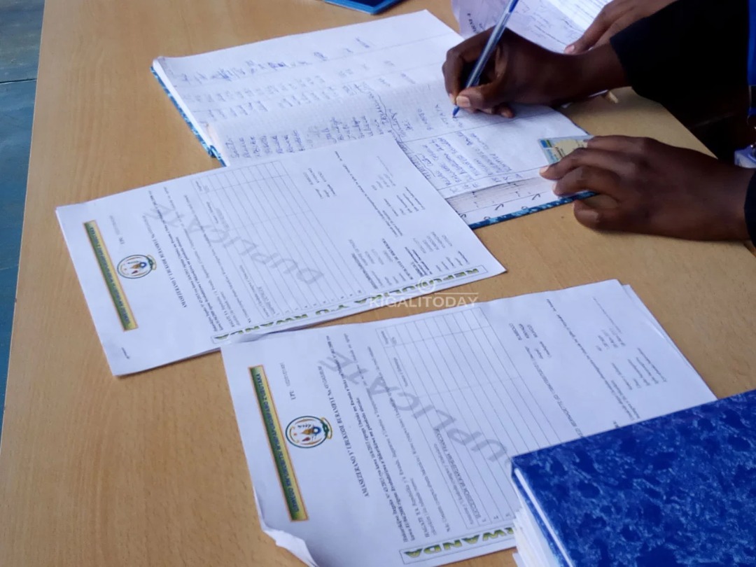 Minisitiri Gatabazi yanenze abayobozi batinza serivisi z’ibyangombwa birimo iby’ubutaka