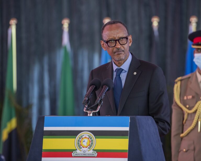 Perezida Kagame yitabiriye isinywa ry’amasezerano yakira RDC muri EAC