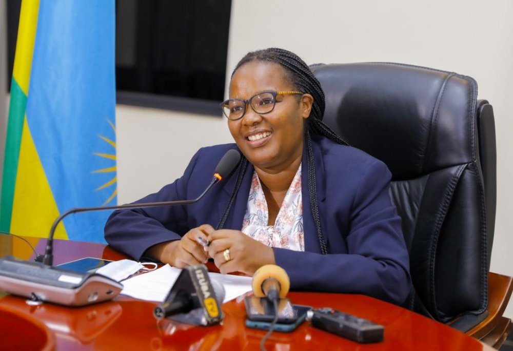 Dr. Mukeshimana yibukije abahinzi ko nta butaka bwo gupfusha ubusa
