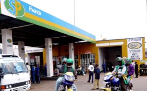 Ibiciro by’ibikomoka kuri peteroli byatumbagiye Leta yigomwa miliyari 6 Frw