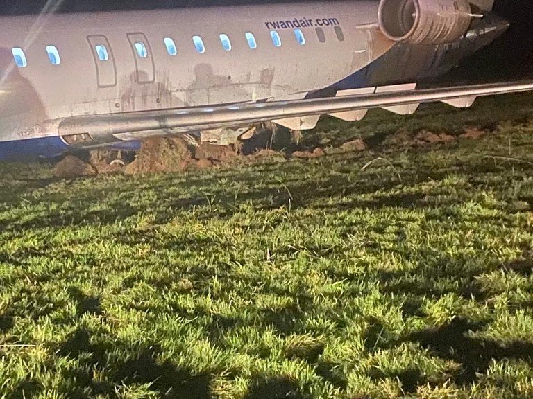Indege ya RwandAir yaparitse nabi muri Uganda kubera ikirere kibi