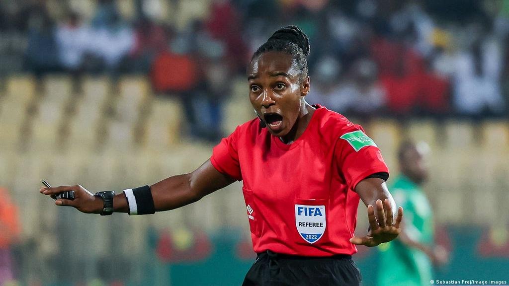 Salima Mukansanga mu basifuzi bazatangiza imikino y’Igikombe cy’Isi