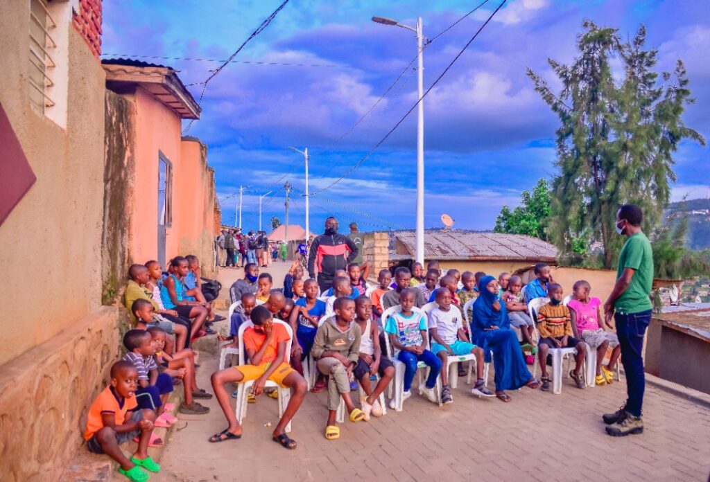 Biryogo: Umuhanda wakumiriwemo ibinyabiziga wegurirwa abana