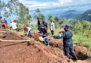 Muhanga: Umuganda wibanze ku kurwanya isuri hacukurwa imirwanyasuri