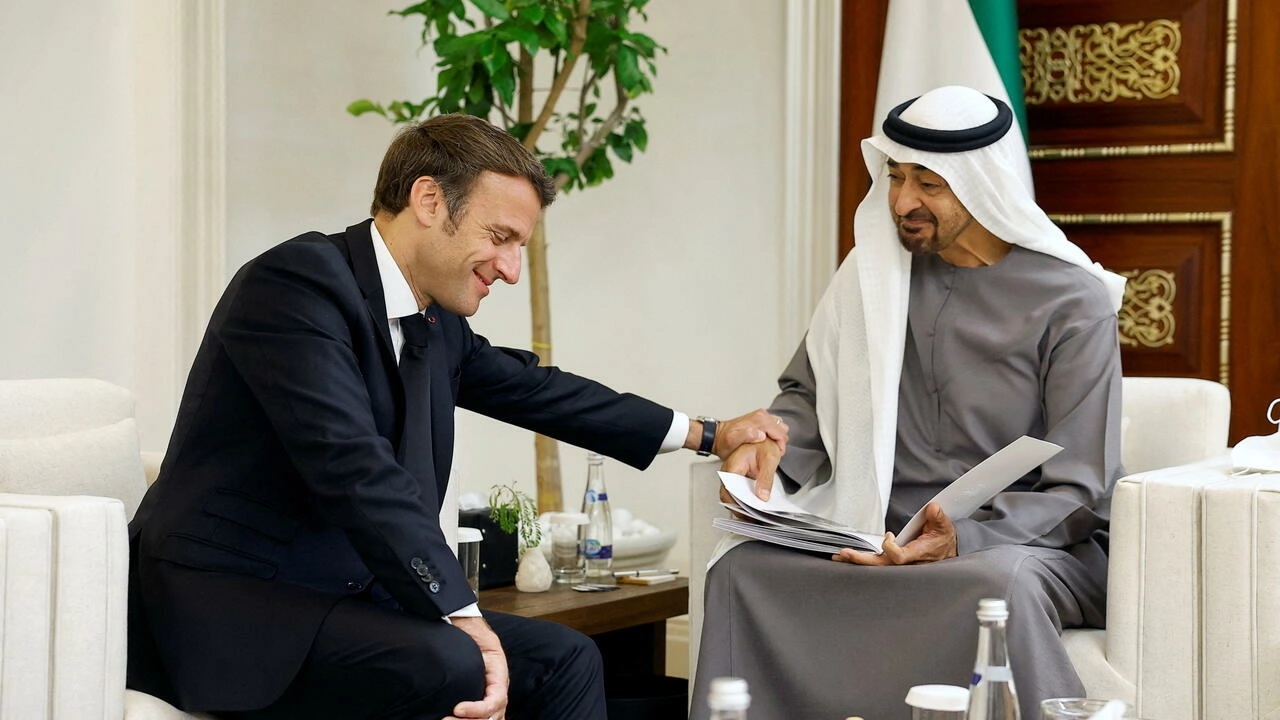 Perezida w’u Bufaransa Macron yahaye icyubahiro Perezida wa UAE wapfuye
