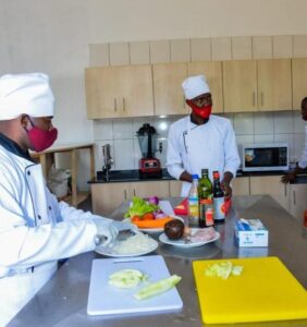 Abakozi bahura n’abakiliya basabwe gukomeza kwambara agapfukamunwa