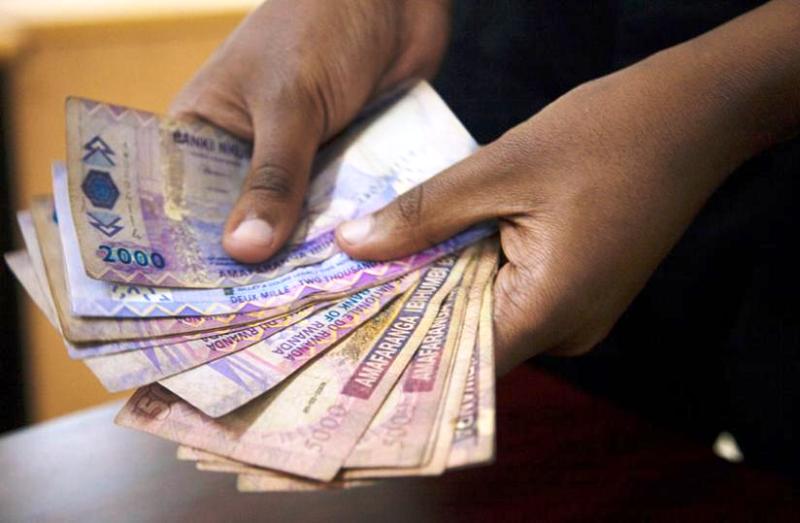 Burera: Yamburaga abaturage amafaranga ababeshya ko azabashakira abaterankunga