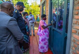 Imiryango 3 itishoboye mu birwa bya Bugarura na Rutagara yahawe inzu