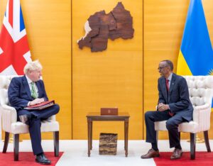 Perezida Kagame na Boris Johnson baganiriye ku kwakira abimukira mu Rwanda