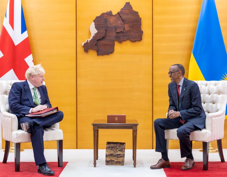 Perezida Kagame na Boris Johnson baganiriye ku kwakira abimukira mu Rwanda
