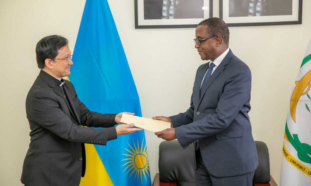 Mgr Arnaldo Catalan yatanze impapuro zo kuba Intumwa ya Papa mu Rwanda