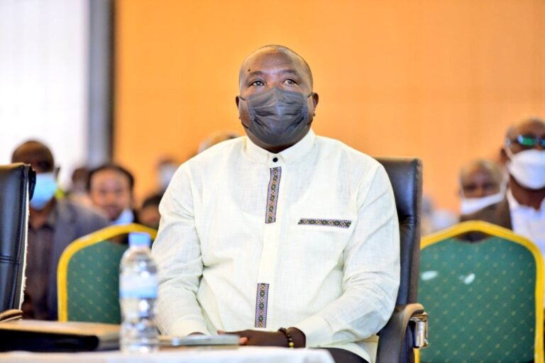 Kigali: Minisitiri Gatabazi yavuganiye abasiragira ku byangombwa byo kubaka