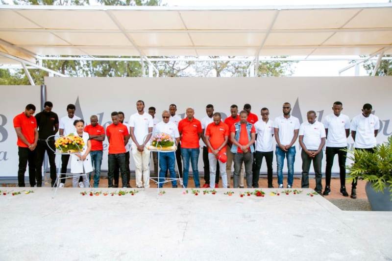 Volleyball:  Ikipe ya REG VC yasuye Urwibutso rwa Jenoside rwa Kigali  ku Gisozi