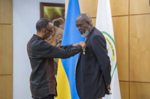 Perezida Kagame yambitse impeta z’ishimwe Abajenerali 2 mu ngabo za Ghana