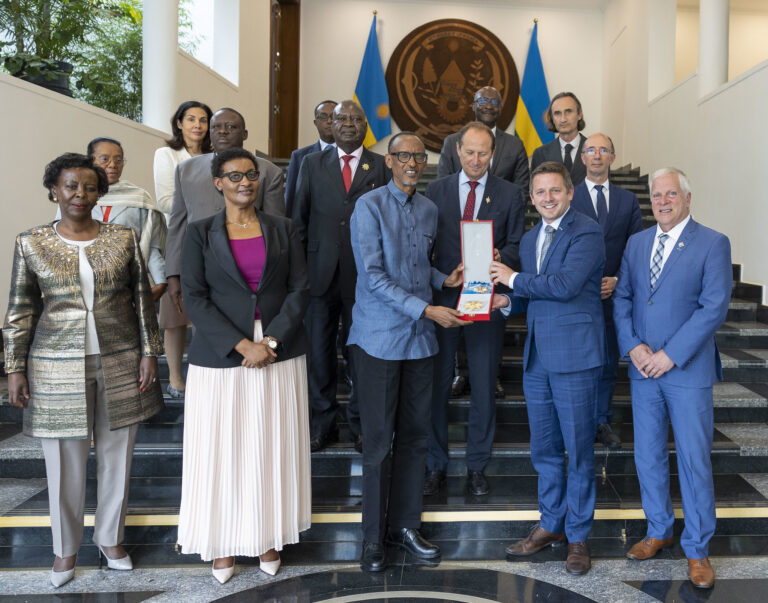 Perezida Kagame yahawe impeta y’ishimwe ry’uko yimakaje Igifaransa