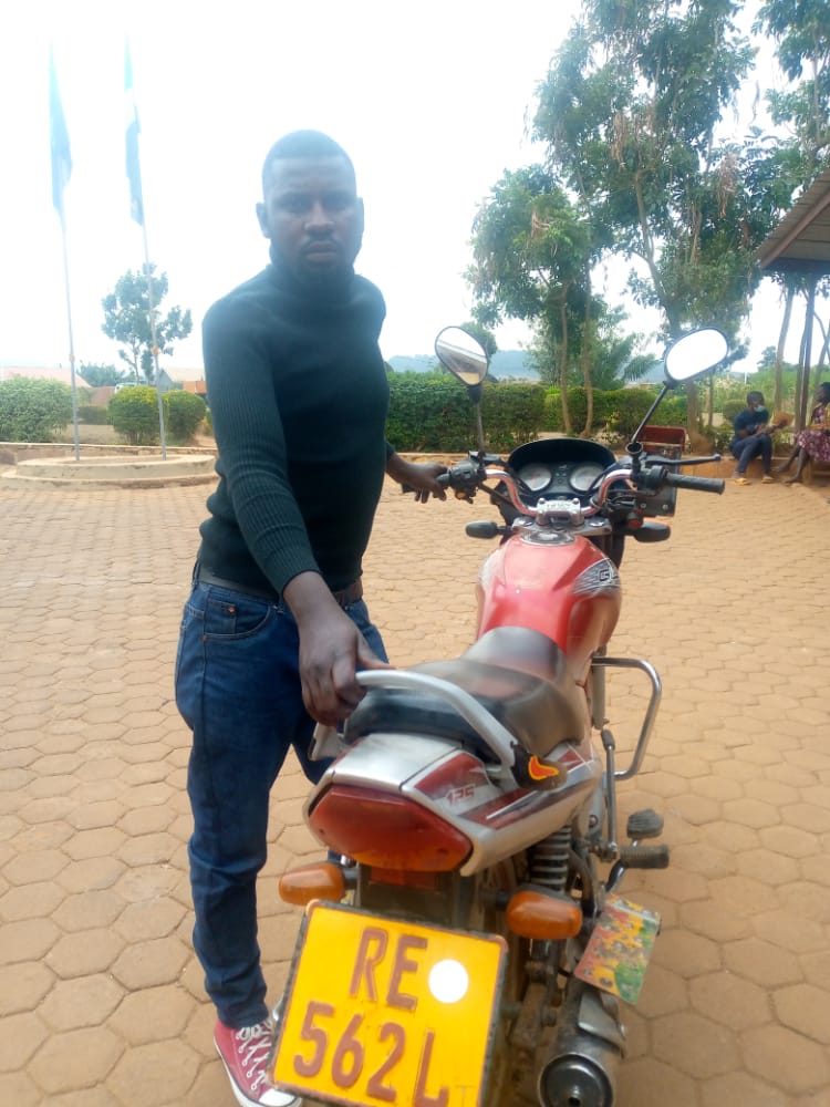 Kicukiro: Yafatiwe mu gihuru yari yahishemo moto yibye