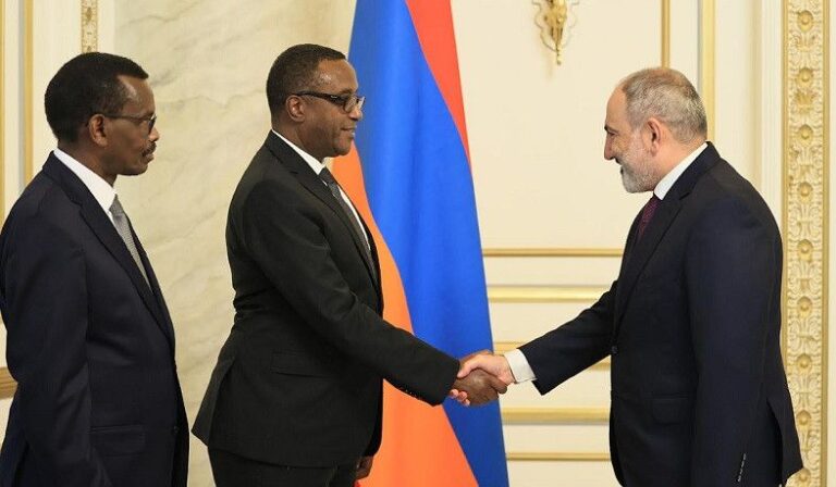 Dr. Biruta yatumikiye Perezida Kagame ku birebena n’Inama ya OIF
