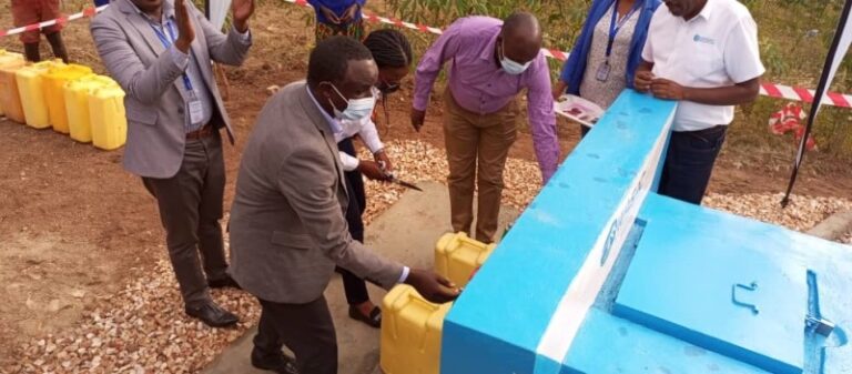 Muhanga: WASAC yashyikirije abarokotse Jenoside amazi meza