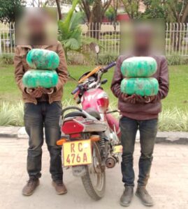 Rubavu: Bafashwe batwaye udupfunyika tw’urumogi 6000 kuri moto