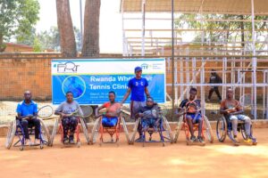 Abantu bafite ubumuga 12  bigishijwe gukina  Wheelchair Tennis
