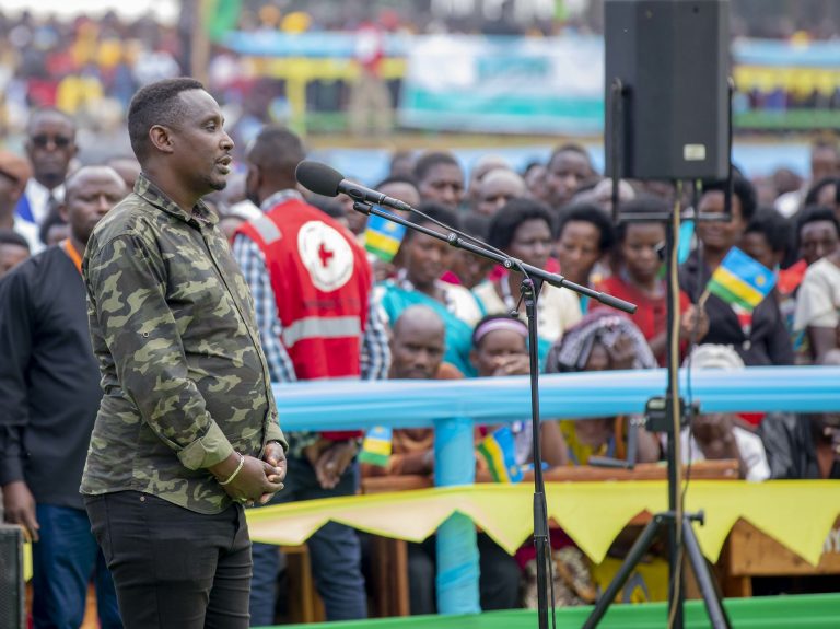 Afungiwe kubeshya Perezida Kagame yasuye abaturage