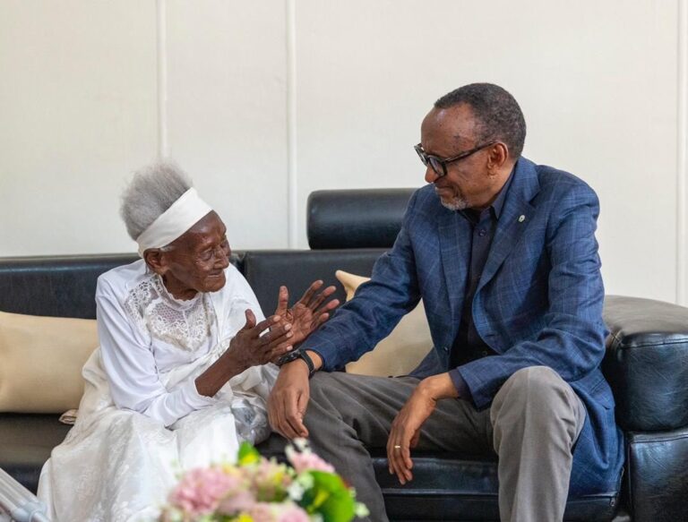 Perezida Kagame yasuye Mukecuru Nyiramandwa w’imyaka 110