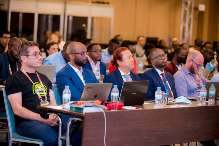 Kigali:  Ibigo by’itumanaho biriga uko   haboneka “interineti” ihendutse