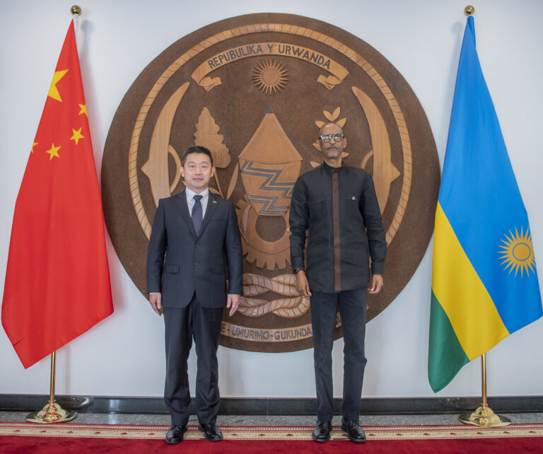 Perezida Kagame yakiriye impapuro z’abahagarariye u Bushinwa na Malawi mu Rwanda