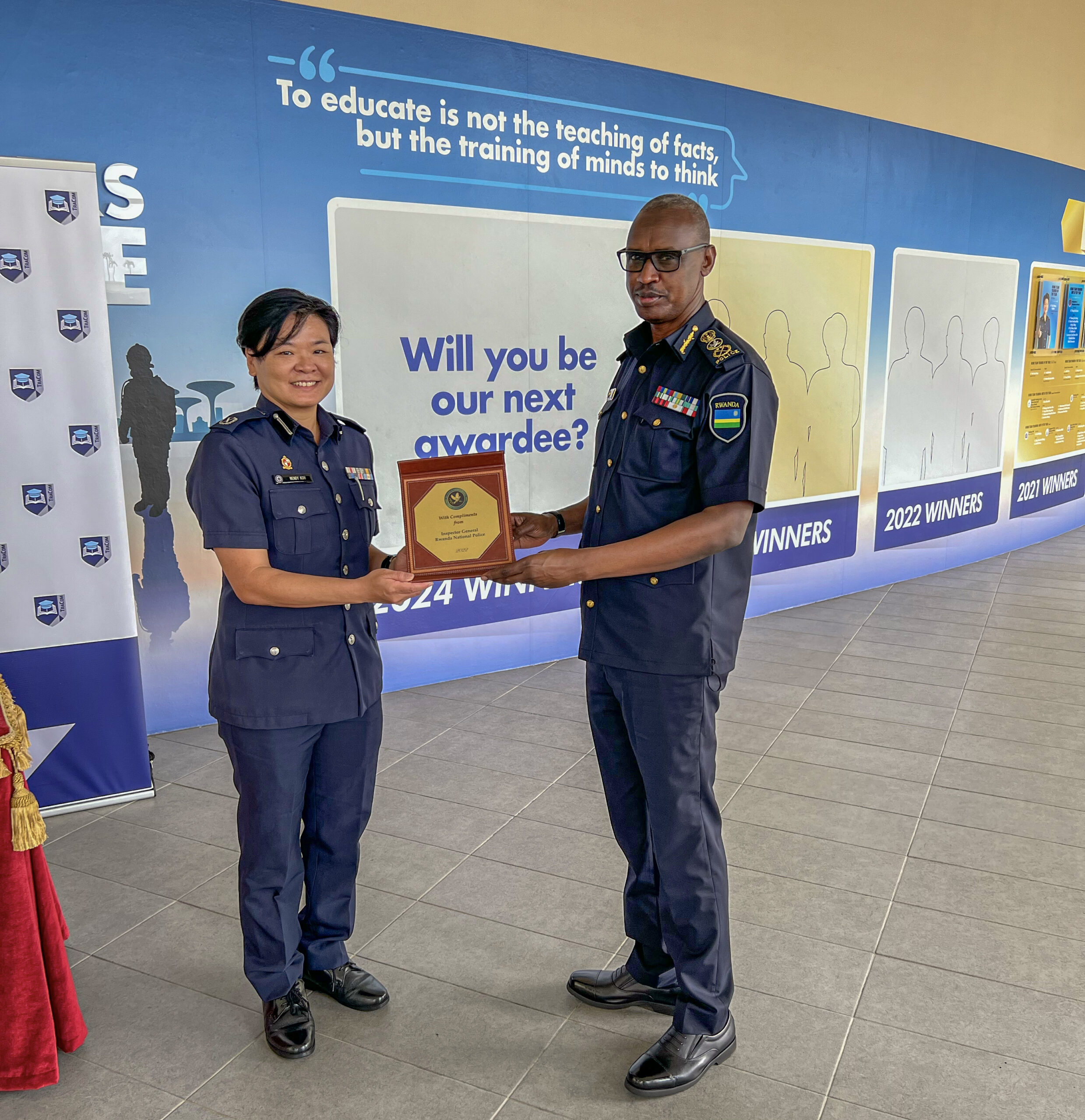 IGP Munyuza yasuye amwe mu mashami ya Polisi ya Singapore