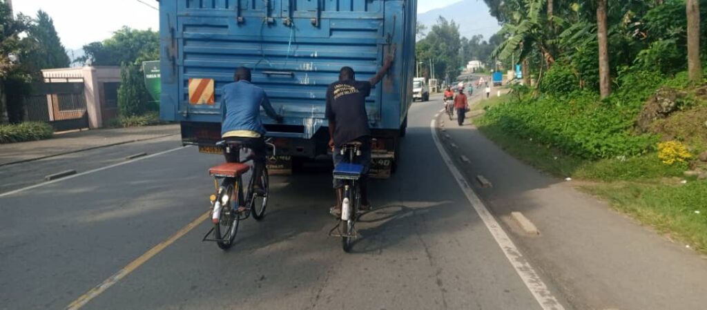 Polisi y’u Rwanda irihanangiriza abatwara amagare bafata ku makamyo