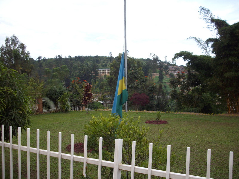 Ibendera ry’u Rwanda n’irya EAC yururukijwe mu kunamira Umwamikazi Elizabeth II