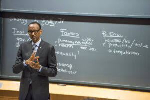 Perezida Kagame ategerejwe muri Kaminuza yo muri Singapore