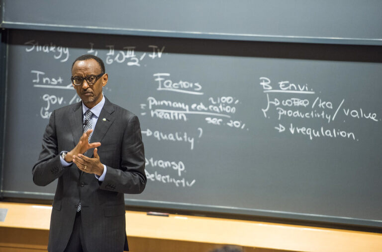 Perezida Kagame ategerejwe muri Kaminuza yo muri Singapore