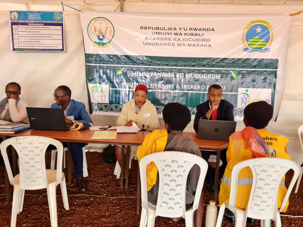 Kicukiro: Abaturage barimo guhererwa serivisi muri gare