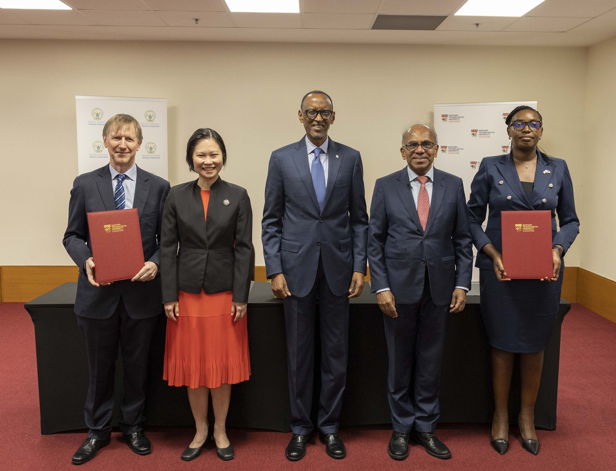 Abanyarwanda bemerewe kwiga muri Kaminuza ikomeye muri Singapore