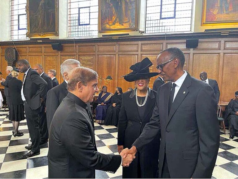 Perezida Kagame yahuye na Minisitiri w’Intebe wa Pakistan