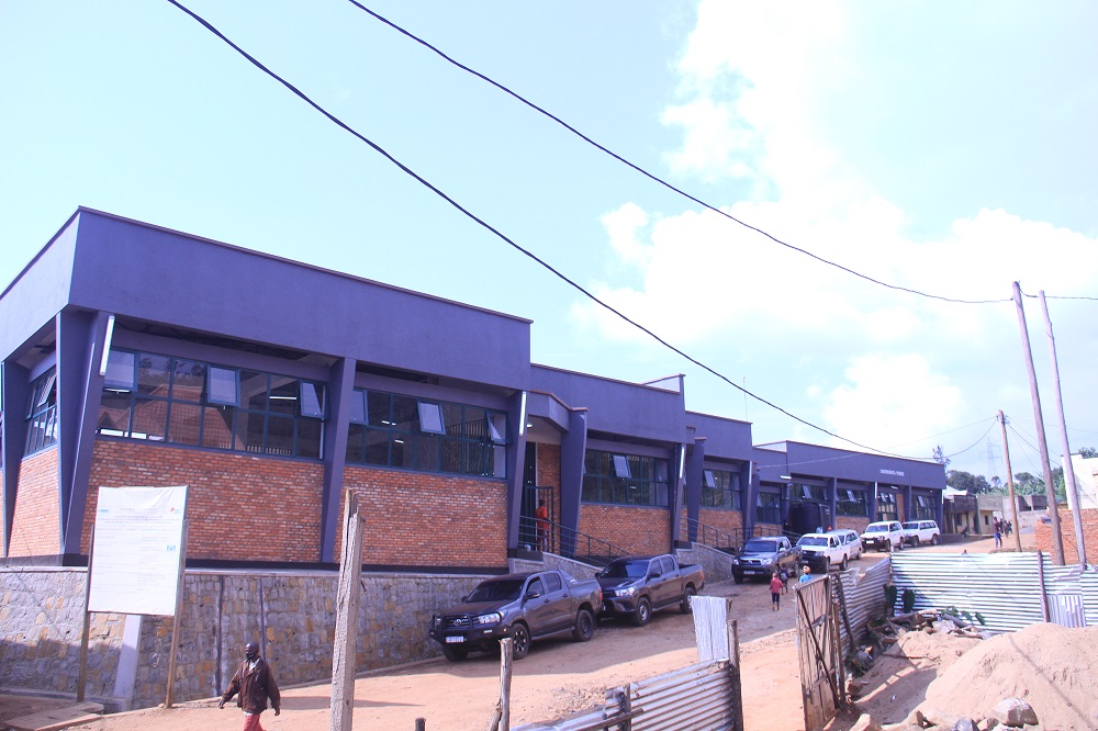 Uburengerazuba: Bubakiwe ibikorwa remezo ngo bakoreshe amashanyarazi bahawe