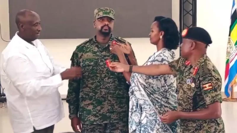 Gen. Muhoozi yambitswe impeta za gisirikare n’umugore we
