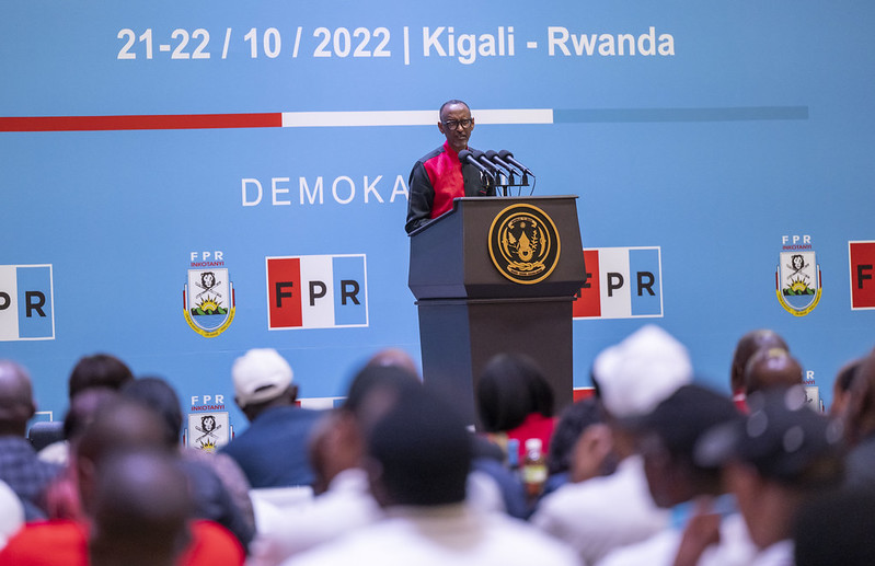 Ntibisanzwe ko abayobozi bahora mu mafuti gusa- Perezida Kagame