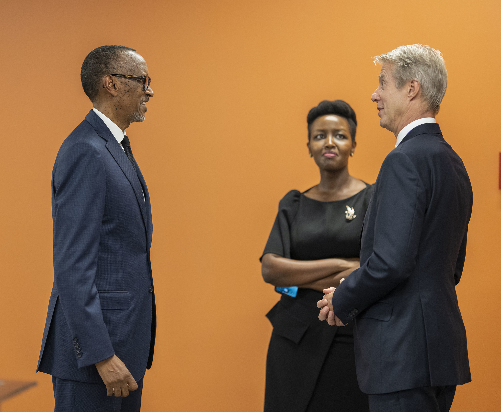 Perezida Kagame arafungura Inama yiga ku itumanaho rya telefoni